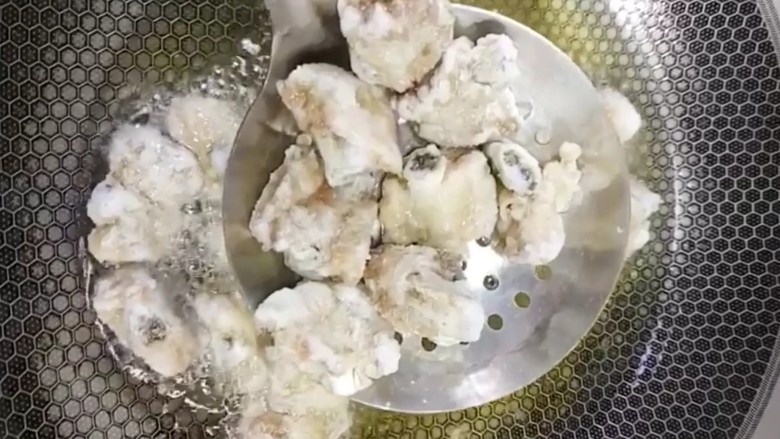 糖醋排骨,炸两分钟外表定型捞出