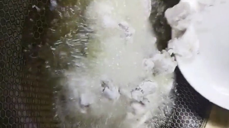 糖醋排骨,油温五成热下锅炸