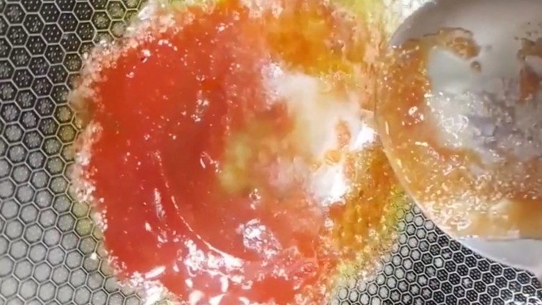 糖醋排骨,锅中留少许油，放入<a style='color:red;display:inline-block;' href='/shicai/ 699'>番茄酱</a>，<a style='color:red;display:inline-block;' href='/shicai/ 3729'>白糖</a>，<a style='color:red;display:inline-block;' href='/shicai/ 715'>白醋</a>，盐，熬制浓稠起泡