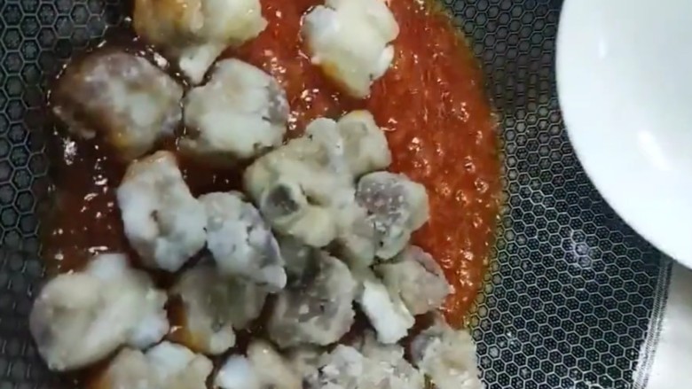 糖醋排骨,放入排骨翻拌均匀