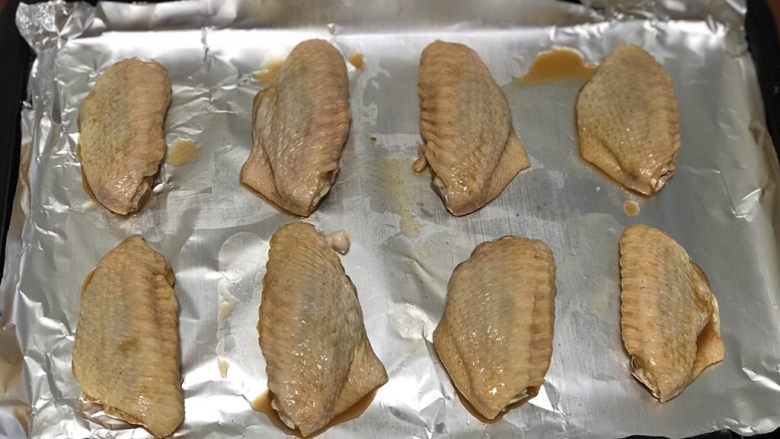 秘制烤鸡翅(鸡腿),腌制鸡腿鸡翅剩余的调料取一半儿涂抹上。
