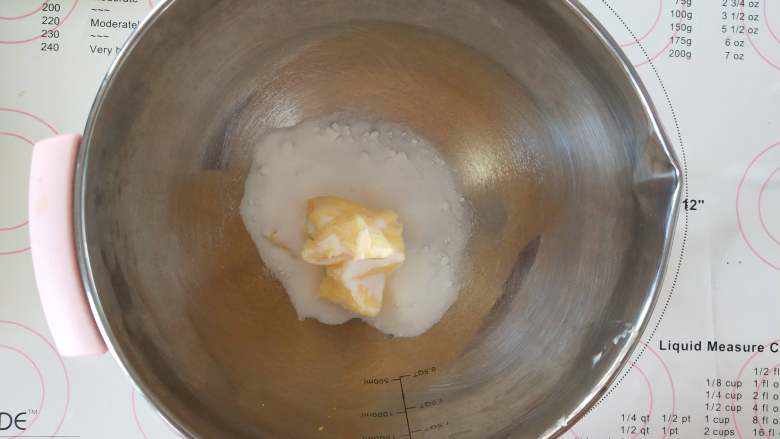 椰蓉花生酥,2、黄油加细砂糖拌匀。
