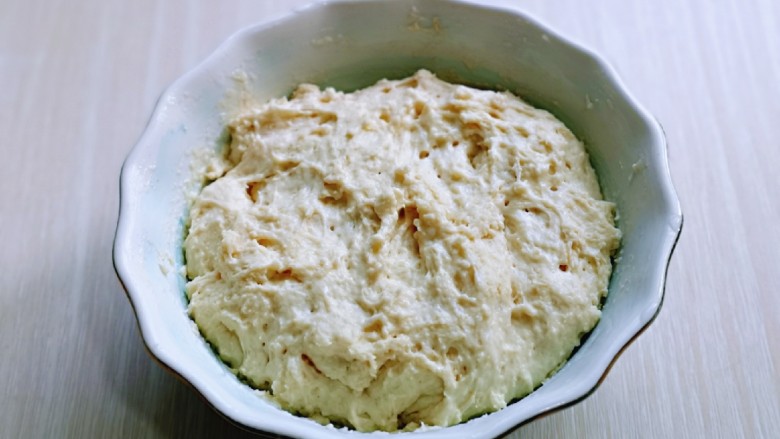黑麦吐司面包,波兰种;150g牛奶,150g<a style='color:red;display:inline-block;' href='/shicai/ 550'>高筋面粉</a>,1g酵母粉,搅拌均匀,密封好,入冰箱发酵一夜。(密封好,保持面团湿度)