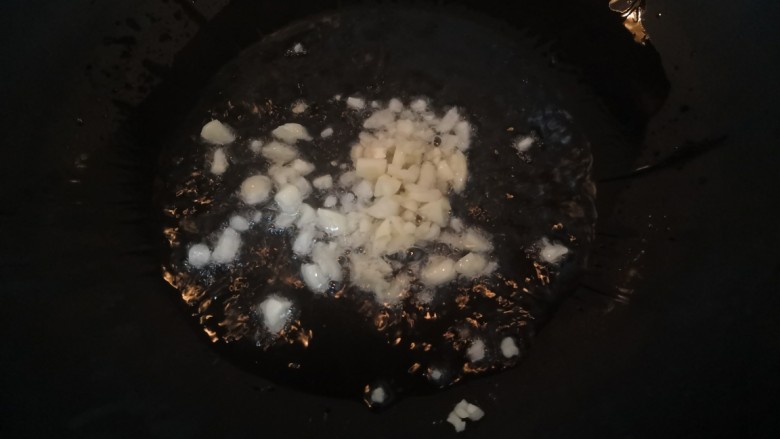蒜香木耳菜,油热,倒入蒜沫