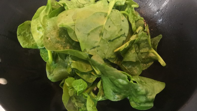 蒜香木耳菜,蒜沫,煸炒出香味,倒入木耳菜