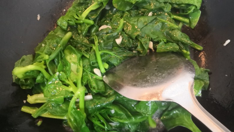 蒜香木耳菜,翻炒均匀后,洒入盐