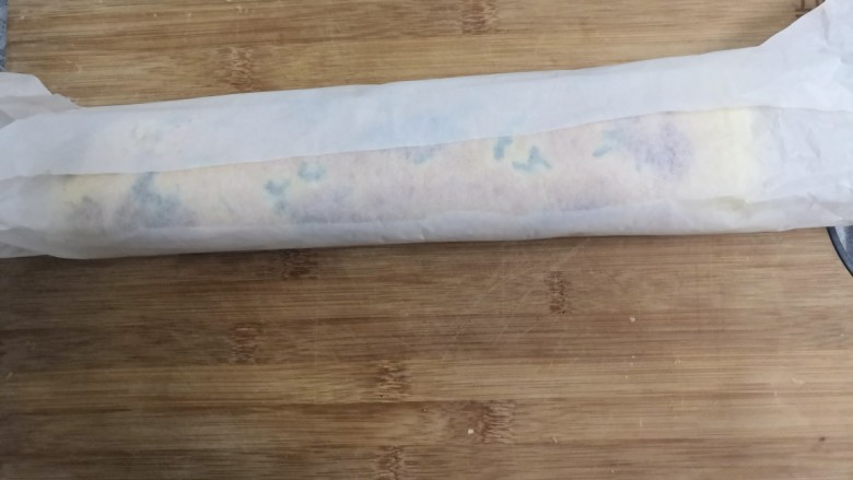 无油肉松蛋糕卷,用油纸包好,卷起来,放冰箱冷藏1小时,定型