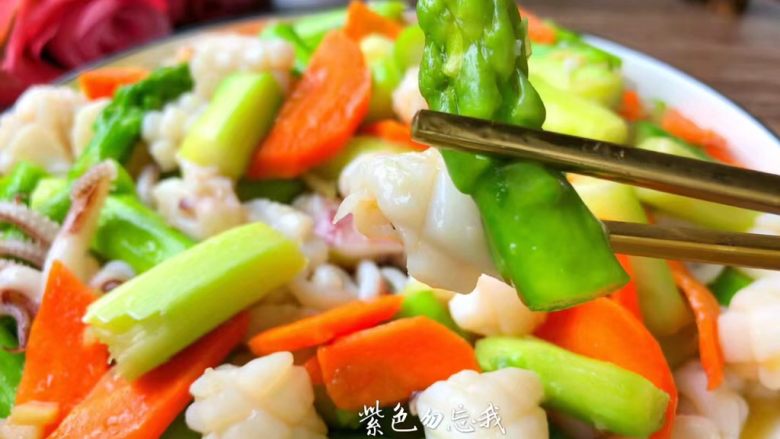胡萝卜芦笋炒鱿鱼,美味的芦笋炒鱿鱼做好了,超级鲜美哦,喜欢的朋友赶快做起来吧。