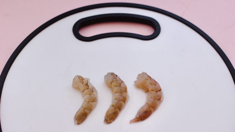 海虾时蔬双米粥(宝宝辅食),把<a style='color:red;display:inline-block;' href='/shicai/ 294'>海虾</a>去虾线,再去掉虾皮和虾头后,洗净沥干水分。