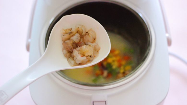 海虾时蔬双米粥(宝宝辅食),再放入提前腌制好的海虾丁。