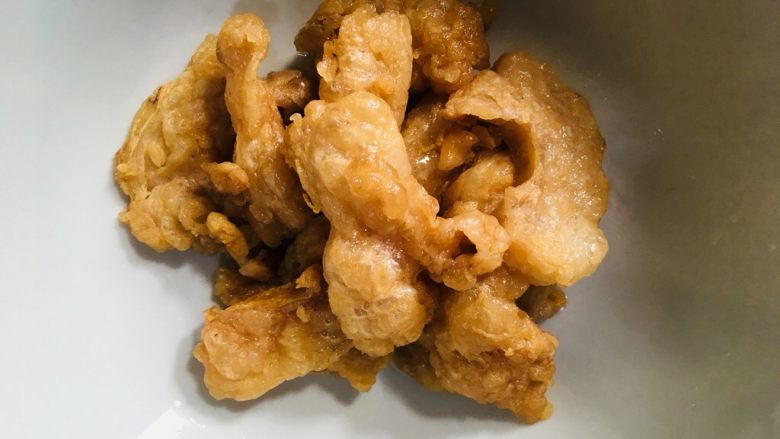 熬猪油,将油渣捞出(油渣可以用来炒菜或包饺子、包子,很香很好吃)
