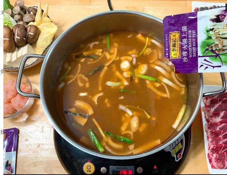 沙嗲猪肉火锅,加入沙嗲火锅上汤包,搅拌均匀。
