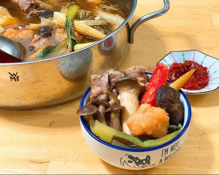 沙嗲猪肉火锅,起锅上桌,美味佳肴可以享用囉!