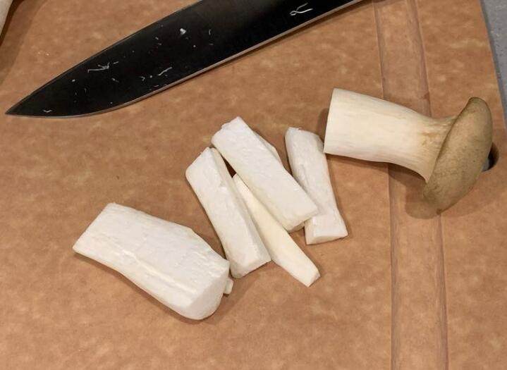 奶油酱烧鲜菇,杏鲍菇稍微冲洗一下擦乾,如果比较长的从中切半,再切成粗条状。