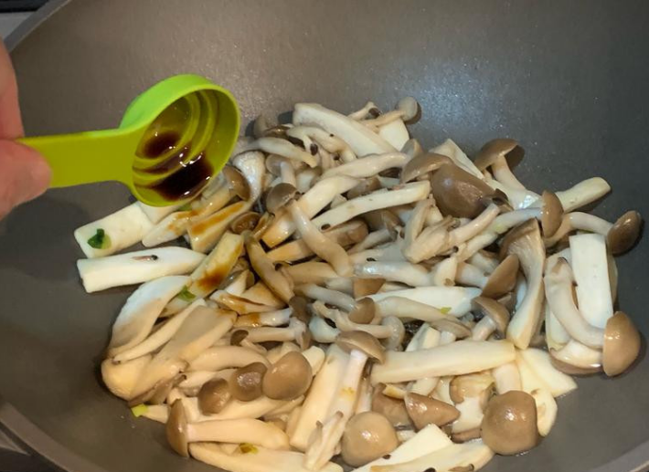 奶油酱烧鲜菇,菇类变软后加入酱油和<a style='color:red;display:inline-block;' href='/shicai/ 10588'>糖</a>,翻炒让材料均匀上色,这裡试一下味道,不够可酌量加点盐。