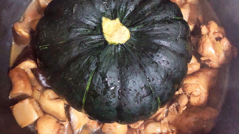 南瓜香菇鸡翅焖饭,将大米洗好放入锅中,不放水,将炖好入味的鸡翅根香菇倒入锅中,汤汁够焖饭的水份即可。最上面放半个南瓜,盖盖儿煮饭。