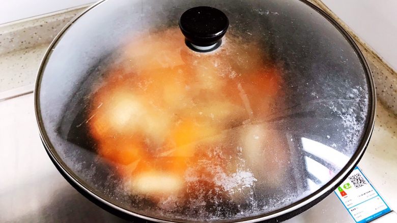 胡萝卜木耳炒鸡丝,盖上锅盖,转中小火焖煮3分钟