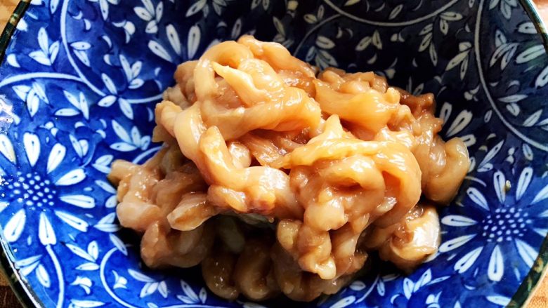 胡萝卜木耳炒鸡丝,抓均匀,腌制备用
