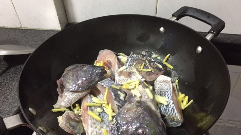 清蒸鱼(时间煮雨),再放入蒜和姜