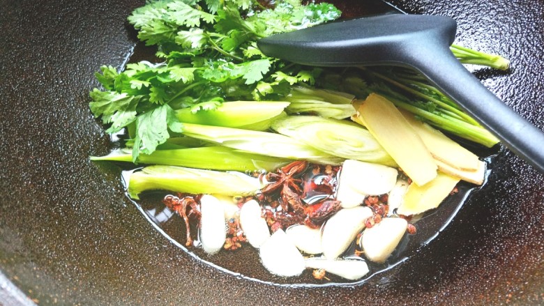 辣酱黄豆,油热放入葱,姜,蒜段,花椒,大料