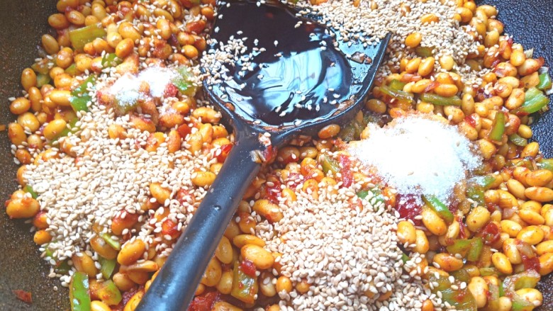 辣酱黄豆,在加入耗油,<a style='color:red;display:inline-block;' href='/shicai/ 3729'>白糖</a>,盐,芝麻翻炒