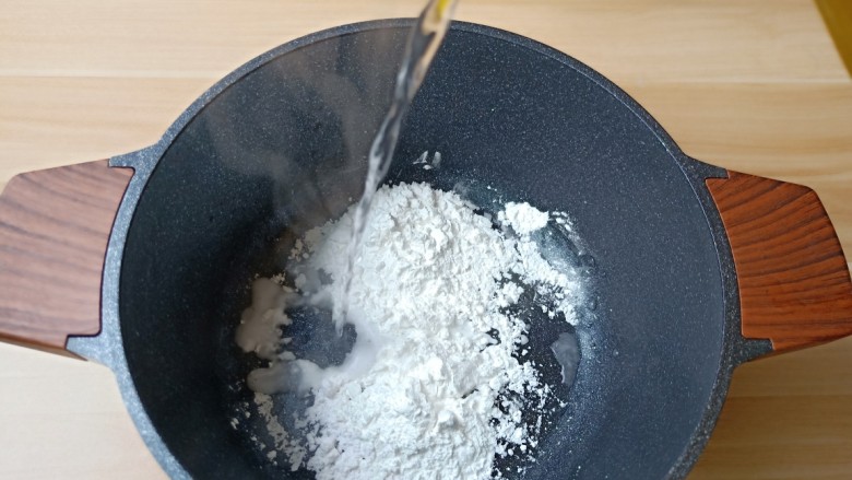 自制手工芋圆,取60克的木薯粉,加适量的开水【一点点加】