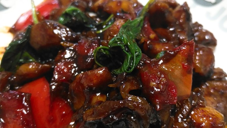 美善品三杯鸡,倒入洗净的鸡腿,15分钟/V键/小勺拌炒