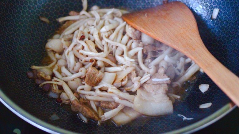 花肉白玉菇小炒,加入焯水的白玉菇,继续大火翻炒片刻。