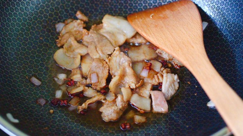 花肉白玉菇小炒,大火继续翻炒至花肉,断生变色的时候。