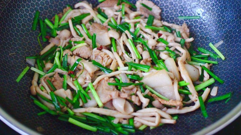 花肉白玉菇小炒,大火翻炒至韭菜变色断生,即可关火。