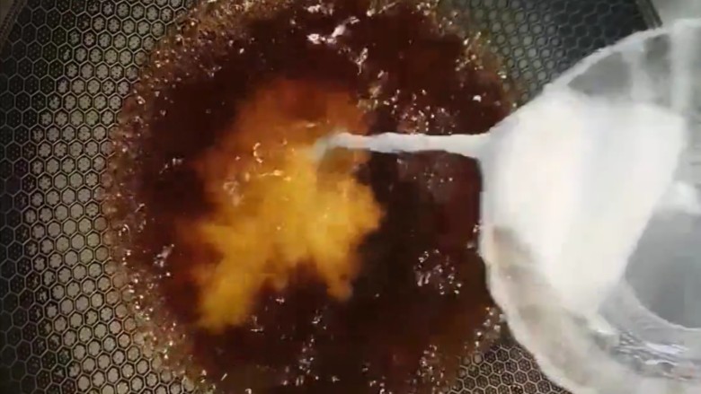 肉夹蛋,加入耗油,味极鲜,鸡精,少许白糖,琳入水淀粉勾薄欠
