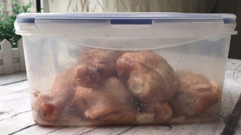 秘制烤鸡翅(鸡腿),盖上盖子放冰箱冷藏腌制10个小时以上,中途翻个个。