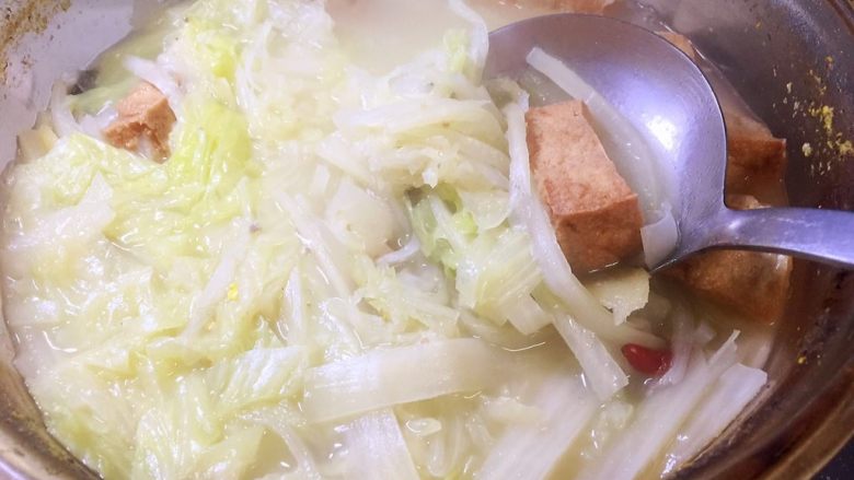 牛尾巴鱼白菜豆腐泡汤,汤汁发白,稍微浓稠一些即可,盛出装碗时放些<a style='color:red;display:inline-block;' href='/shicai/ 131'>香菜</a>