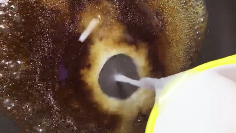 萝卜蒸肉末,再放入耗油,生抽,水开后倒入水淀粉勾芡