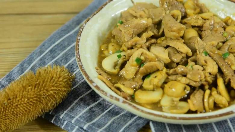 蘑菇炒肉片—真正的米饭杀手上线,又嫩又滑,口感细腻的蘑菇炒肉片上桌了,来尝一口吧~