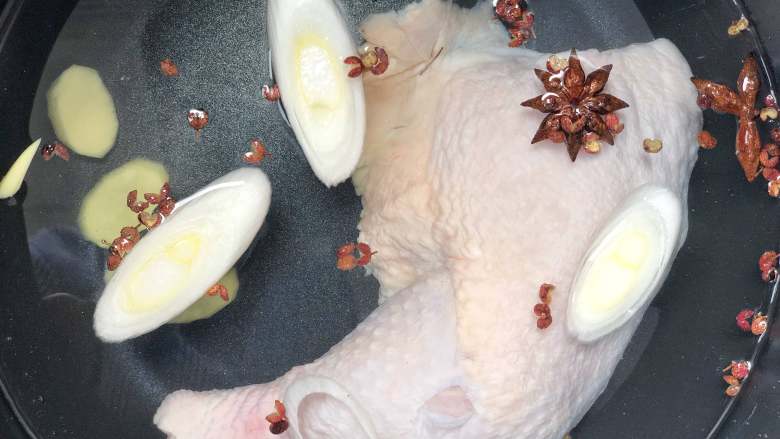鸡丝凉面,先把鸡腿洗干净,炉子也没火,我就用压力锅炖鸡腿,倒也非常省事了。将洗干净的鸡腿,加上生姜,葱白,花椒,八角一起放在锅里,加入冷水,水量要超过鸡腿就成。然后交给锅去炖好就行。
