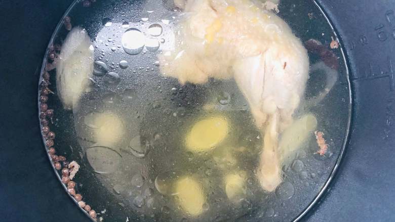 鸡丝凉面,煮熟的鸡腿捞起来,稍微放凉一些可以手撕,咱们需要鸡丝来吃。