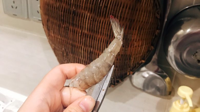 蒜蓉粉丝开背虾,用剪刀开背,这一步只是剪开壳,之后还要用小刀把背切开