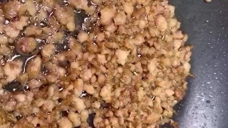 蒜苔炒肉末,炒香炒散炒至变色