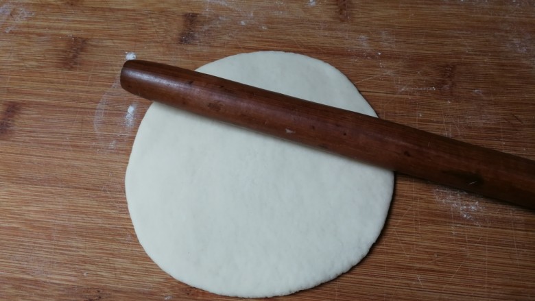 白天鹅馒头,所有食材合在一起搅拌成面团,醒发十分钟,取一份幹成厚圆片