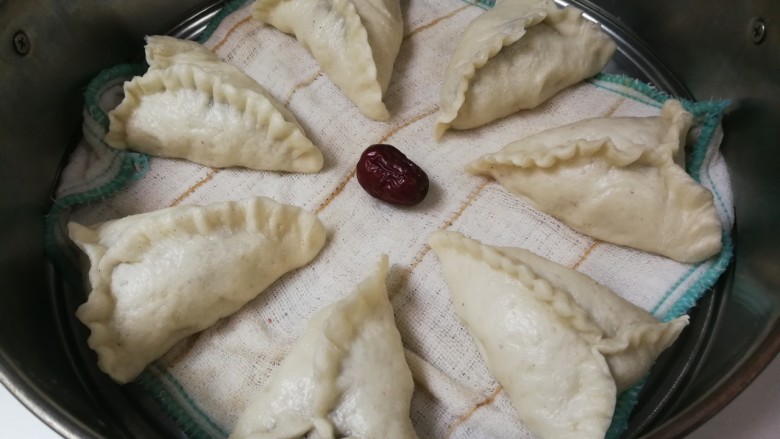 黑芝麻三角包,放入电蒸锅,冷水一起蒸十五分钟焖五分钟