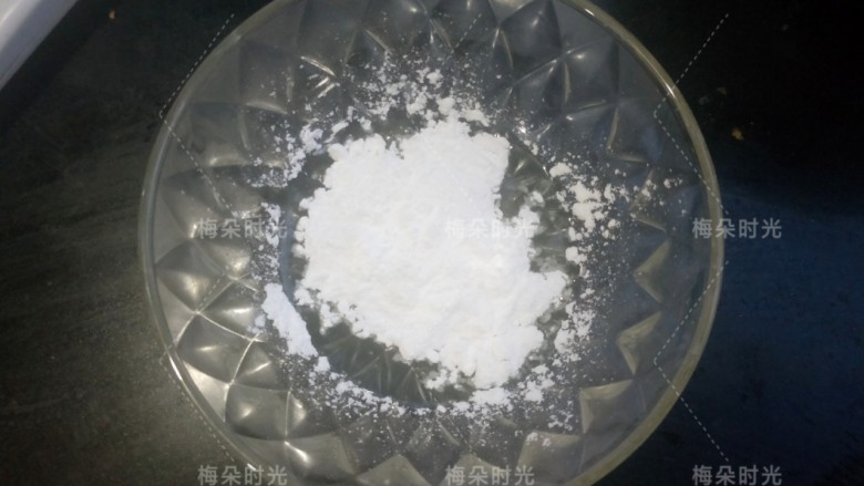 父亲节——父爱如山彩绘蛋糕,10克蛋清,加入10克糖粉。