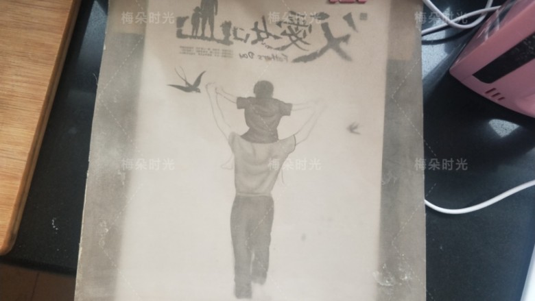 父亲节——父爱如山彩绘蛋糕,图纸是在打印店打印的,但是要注意,图案一定要是反的。反的。把图纸放在油布下面,然后夹在一个硬纸板上,防止油布移动。