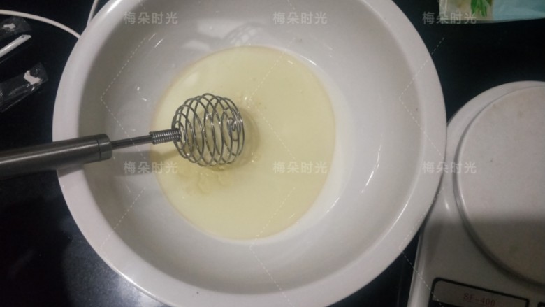父亲节——父爱如山彩绘蛋糕,牛奶,玉米油,白糖10克混合均匀。