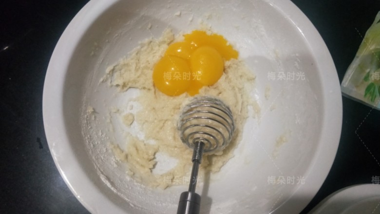 父亲节——父爱如山彩绘蛋糕,蛋黄分两次加入,混合均匀