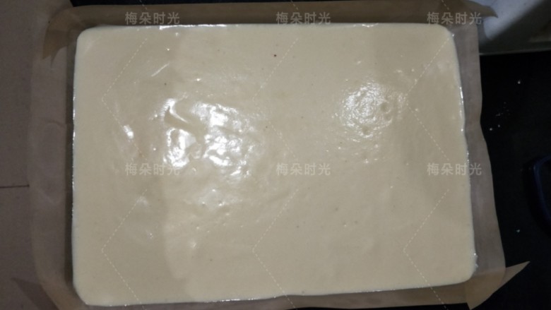 父亲节——父爱如山彩绘蛋糕,这时候把画好的油布取出来,铺在烤盘里面。再把混合好的蛋糕糊倒进去。震平表面。烤箱。上下火。160度,25分钟。