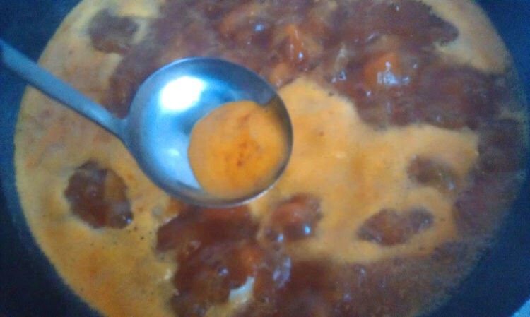 土豆炖牛肉,开锅后撇去浮沫,转小火慢炖