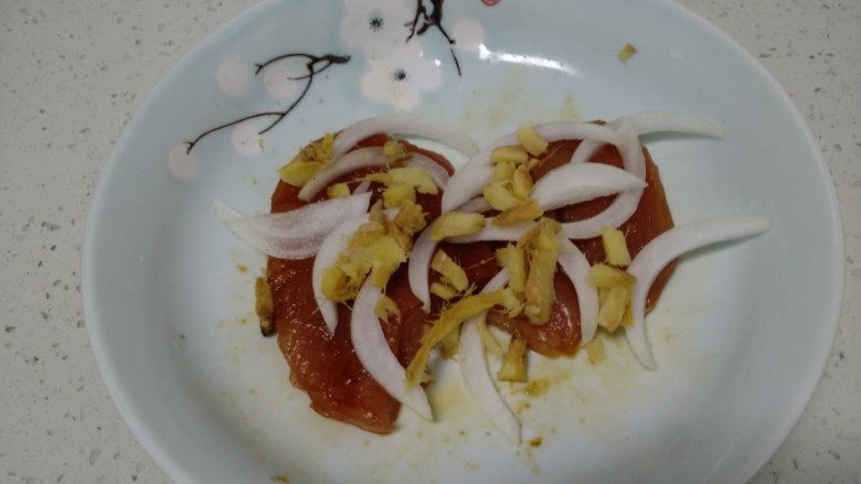 香煎🐷排,加入<a style='color:red;display:inline-block;' href='/shicai/ 29'>洋葱</a>、<a style='color:red;display:inline-block;' href='/shicai/ 37'>姜</a>放入冰箱腌制一下。