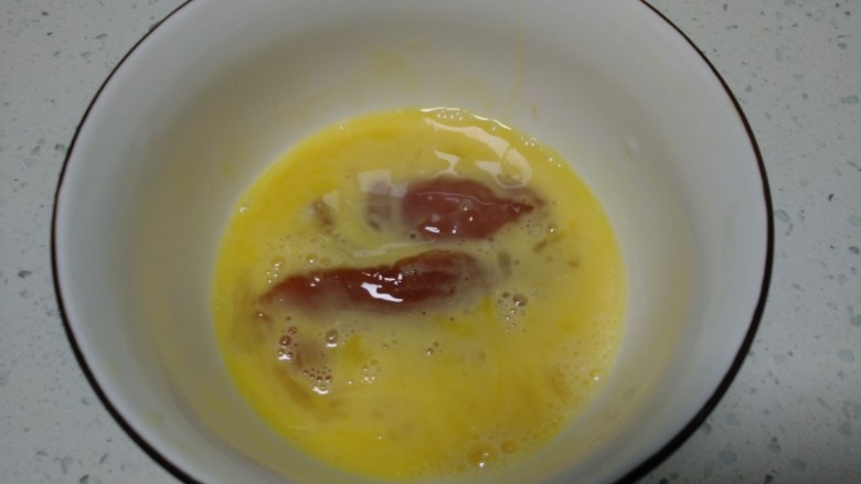香煎🐷排,碗中打入<a style='color:red;display:inline-block;' href='/shicai/ 9'>鸡蛋</a>,放入猪排。