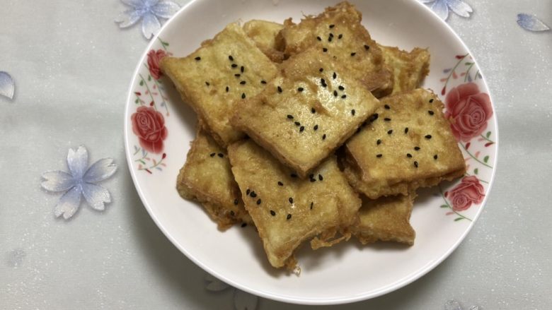 香煎鸡蛋豆腐,摆盘,在豆腐块儿上撒些<a style='color:red;display:inline-block;' href='/shicai/ 668'>黑芝麻</a>,香煎鸡蛋豆腐就做好了!